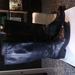 Johnston and Murphy size 8, black, in great shape (see pictures)